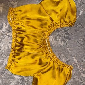 Nice crop top great for the upcoming summer look